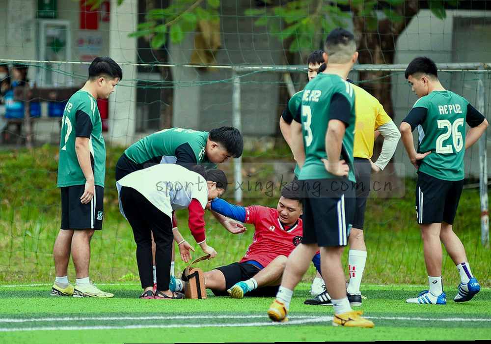 手机、电脑与大屏三种形态的排查顺序示意，用线条串联成一条由左至右的流程